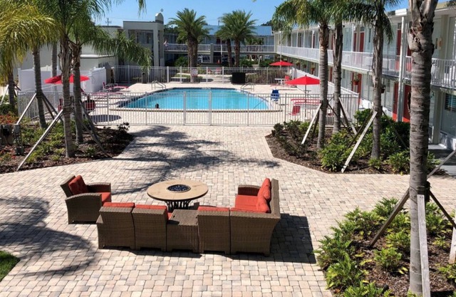 Relax and Unwind! 2 Relaxing Units, Free Breakfast, Free Parking