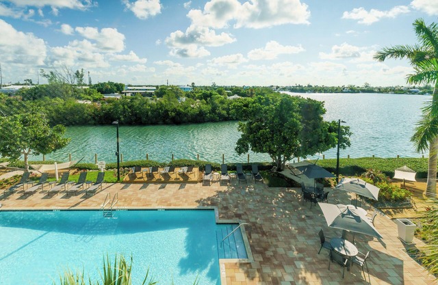 Relax and Unwind! Amazing Room, Free Breakfast, Outdoor Pool w/Fantastic View