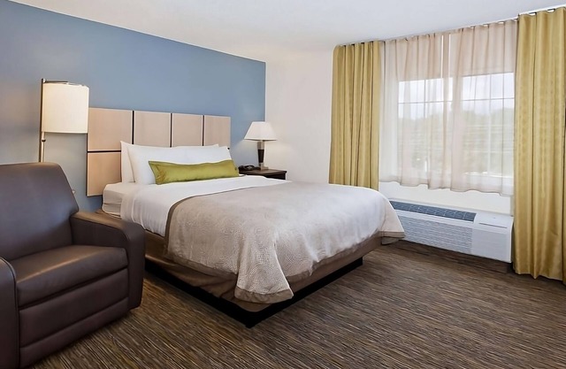 Relax and Unwind! Pet-Friendly Property, Free Parking, Kitchen Near Harvest Park