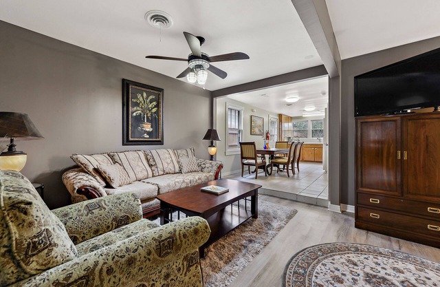 Relax at the Agave House. Pet-friendly,Large Yard, Prime Location, 6 guests