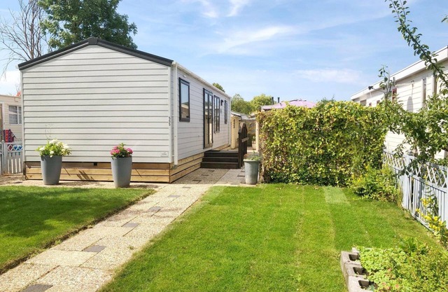 Relax in this new and quietly located chalet. The ideal base to discover the Kop van Noord-Holland