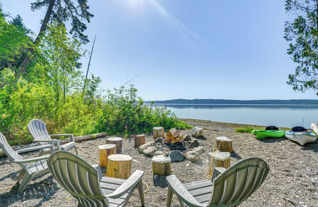 Relax on a Private Beach: Shelton Getaway!