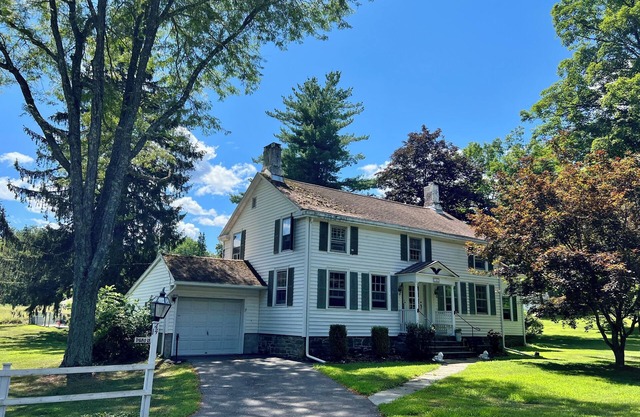 Relax & Reconnect. Historic Farmhouse with Pool Near Mohonk & New Paltz