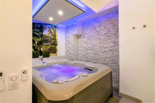 Relax Spa, avec jacuzzi à Dijon