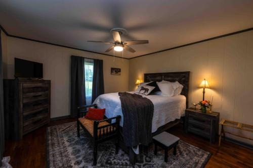Relax & Unwind Cozy Farmhouse Near Natural Bridge State Park