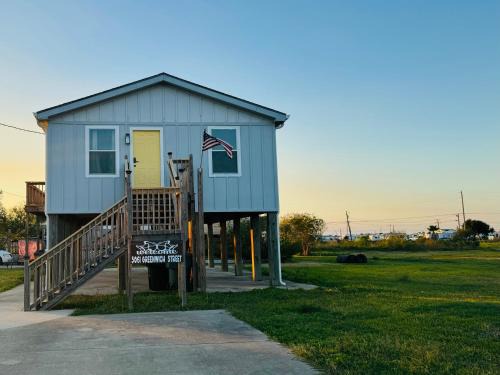 Relax & Unwind in a Serene Retreat Near the Beach