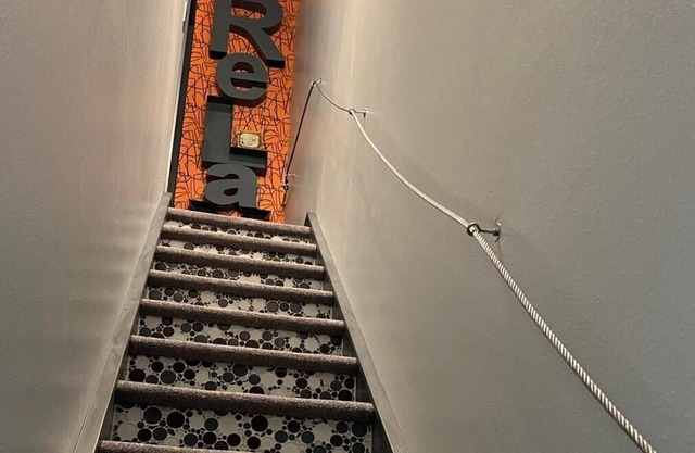 Relax- Upstairs Loft in downtown Newton