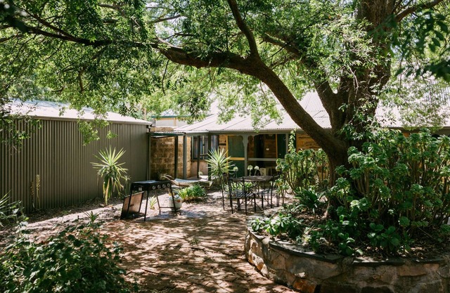 Relax with Family & Friends at Mintaro Hideaway 5 Bedroom 3 Bathroom Spa Cottage