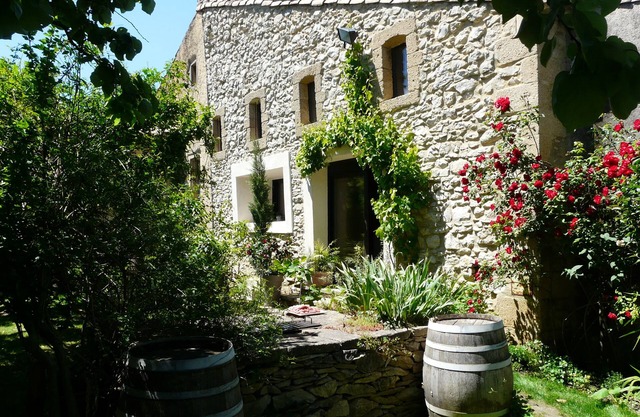 Relaxation & happiness meeting next to the Pont du Gard, up to 10 people