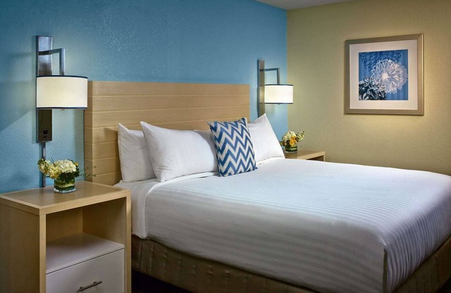 Relaxation in Cincinnati! 2 Modern Units, Free Breakfast, Full Kitchen!