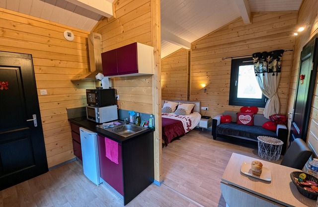 Relaxing chalet with spa and sauna near 1000 Ponds