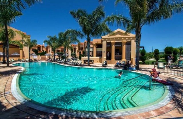 Relaxing 1BR Apartment with Full Kitchen! Outdoor Swimming Pool, Free Parking!