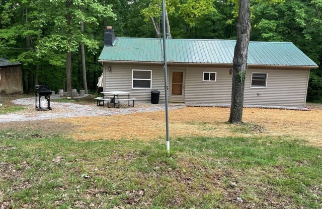 Relaxing 2 bedroom cabin near Burr Oak State Park