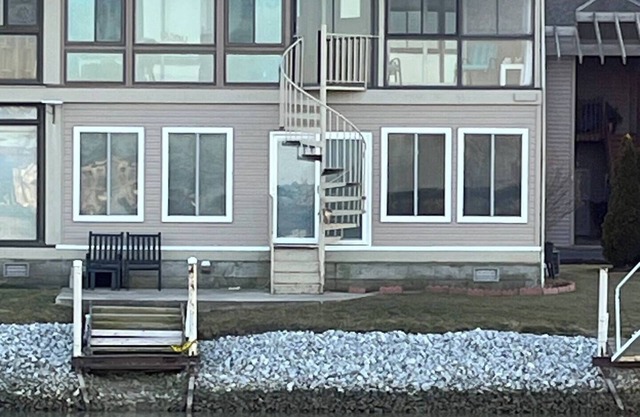 Relaxing 2 bedroom Lake Erie Condo with dock in Oak Harbor