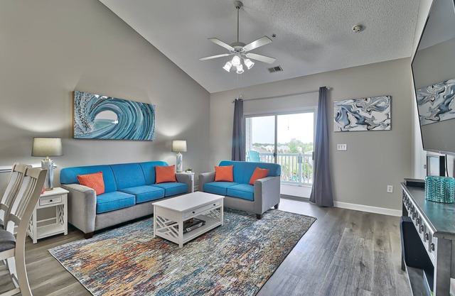Relaxing 2BR Unit with Pool View