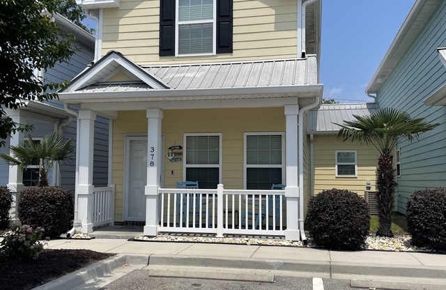 Relaxing and Cozy Cottage, only a block from the beach!