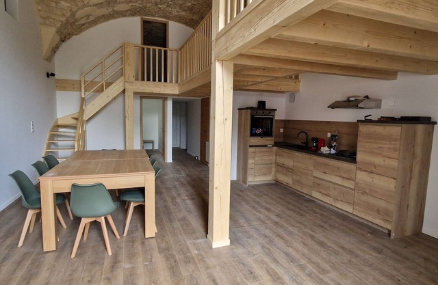 Relaxing apartment, sauna, jacuzzi combining wood and stone charm