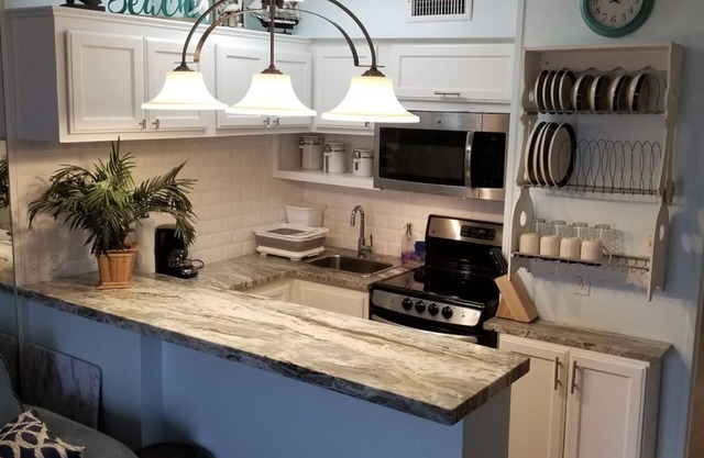 Relaxing Condo by the Beach 4 minutes from beach!
