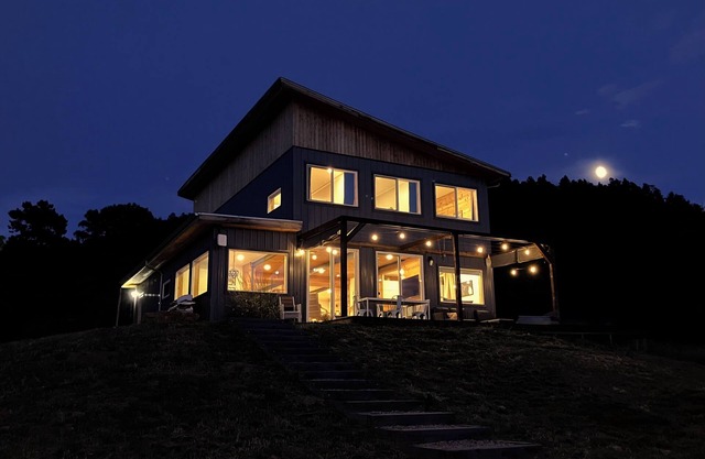 Relaxing Countryside Escape, entire home on private Land with Hot Tub