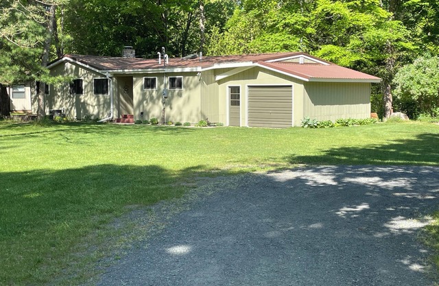 Relaxing cozy cabin on beautiful Pere Marquette River - Recently Renovated!