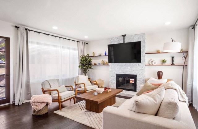 Relaxing House w/BBQ, Firepit, Laundry, Private Yard - near LAX, SoFi, Forum