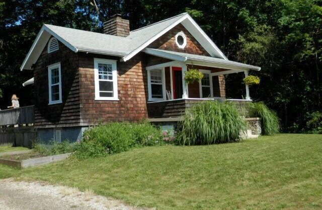 Relaxing Island Cottage nPrivate setting close to water.