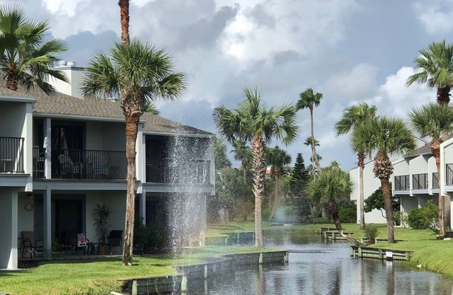 Relaxing Ocean View Getaway: Sea Winds Beach Condo.