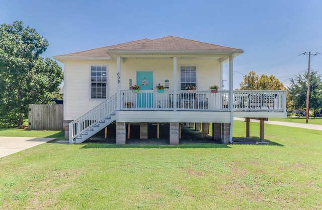 RELAXING & QUIET! Walk to Beach, Fenced in Yard, Updated, Clean, Pet Friendly