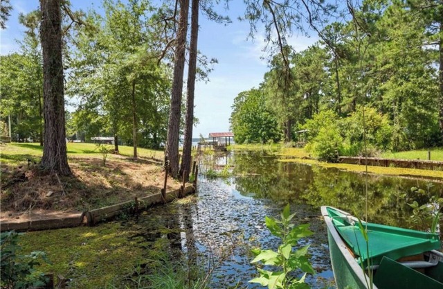 Relaxing Retreat on the lake with private spa pool!