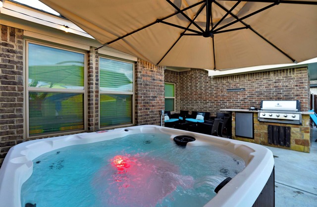 Relaxing Retreat with HOT TUB . Poolside Fun in a Cozy Home .Holiday Decor