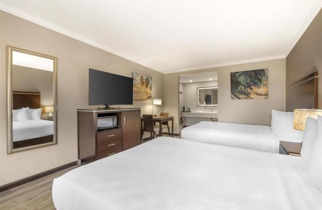 Relaxing Room w/Comfortable Bed + Spacious Layout Near Redondo Beach