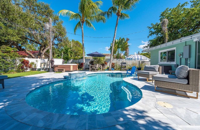 Relaxing Salt Pool & Spa, Walk to Key Lime House!