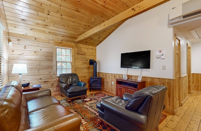 Relaxing two bedroom cabin escape w/fireplace, kitchen & wooded views
