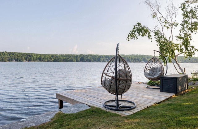 Relaxing Waterfront Oasis – Lakehouse on the Rocks