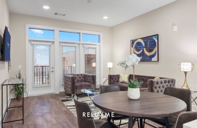 Reluxme| Lux 2BR Uptown| Spa Access + Skyline View