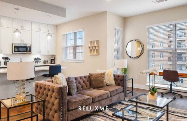 Reluxme|Uptown 2BR w/Hot Tub, Gym, Pools & Views