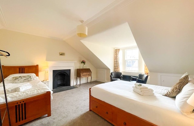 Remarkable 4BR Townhouse w/Garden, Sleeps 12
