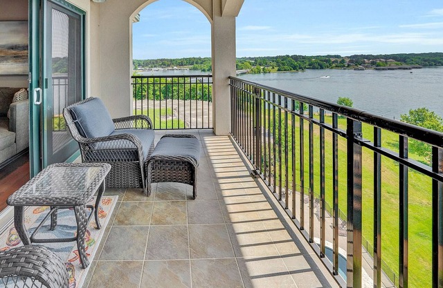 Remmy's Place - Luxury walkable condo with lake/mountain views, fireplace & pool