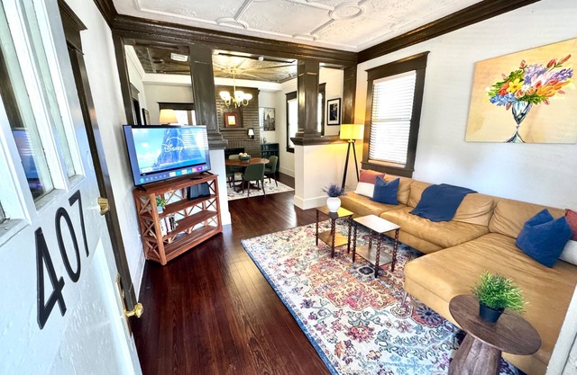 Remodeled historic 2/1 in the greater Heights. 27" Monitor/desk, and fenced.