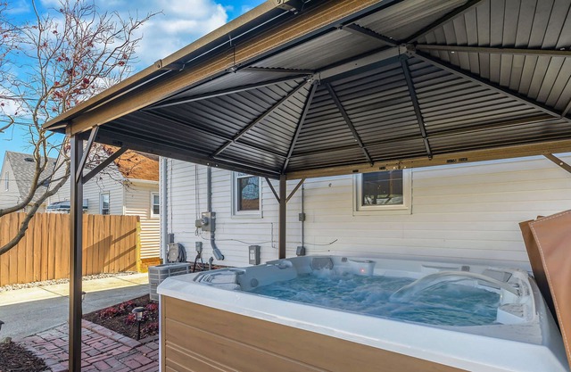 Remodeled Home w/Rec Room, Arcade Games & Jacuzzi!