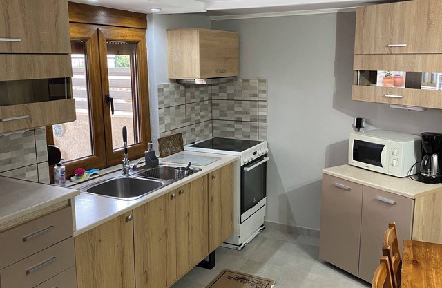 Remodeled stone house with yard and balconi,5 min from the Medieval city and sea