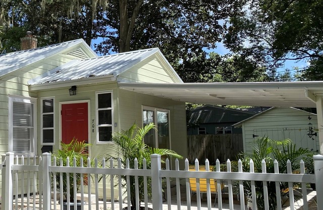 Remodeled Vintage Private Home. <5 min to UF and Downtown