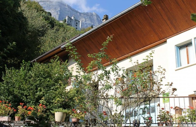 Renovated country farm located between Chambéry and Albertville, towns of Art and History. Situation id