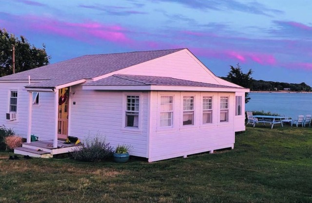 Renovated 1930's cottage on the water near Greenport with WiFi, AC