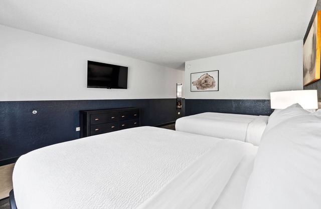 Renovated 2 Queen Suite