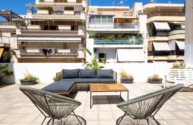 Renovated (2025) 4 Bdr House near Acropolis - New Beds, Terrace & Green Yard