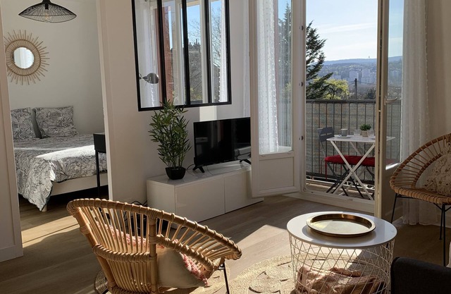 Renovated 3-bedroom city center apartment with parking