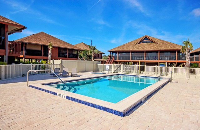 Renovated 3-BR Villa with Rooftop Sundeck, Gulf Views and Private Beach - Signal Inn 16