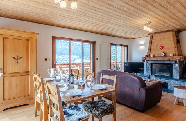 Renovated 3 rooms with terrace, fireplace, pets allowed, parking, and wifi in Morzine