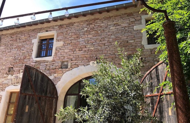 Renovated accomodation in former 'chais' of Givry near local shops and vineyards